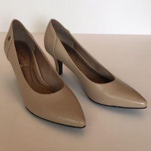 Life Stride Tan pumps